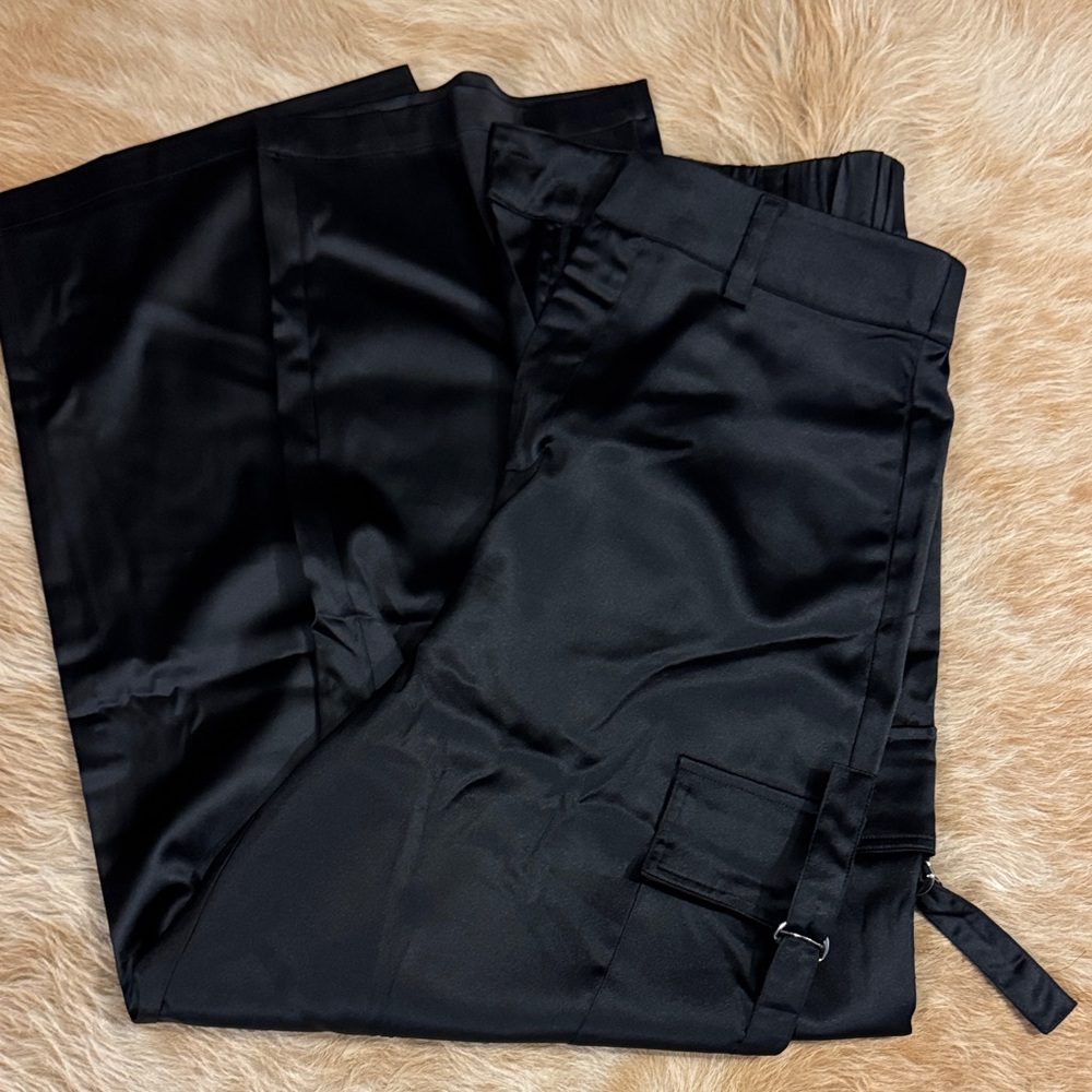 Women’s satin like pants size large